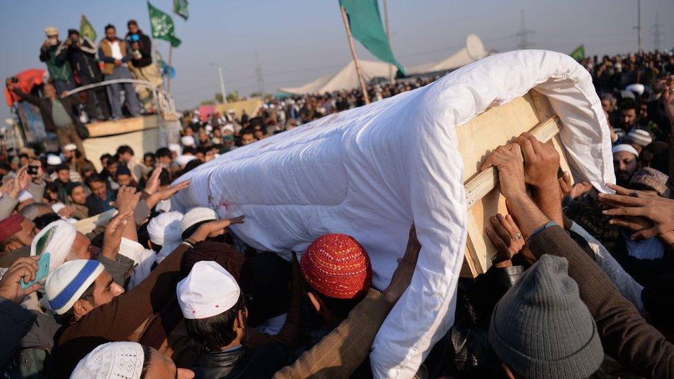 Pakistani protesters from the Tehreek-i-Labaik Yah Rasool Allah Pakistan (TLYRAP) religious group carry the coffin of a protester who was killed on 25 November 2017