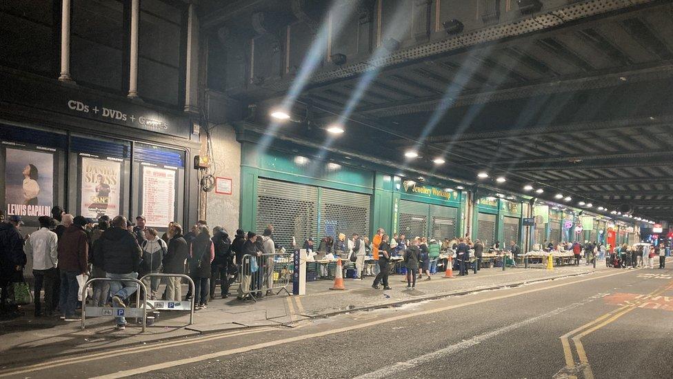 Queue on Argyle street