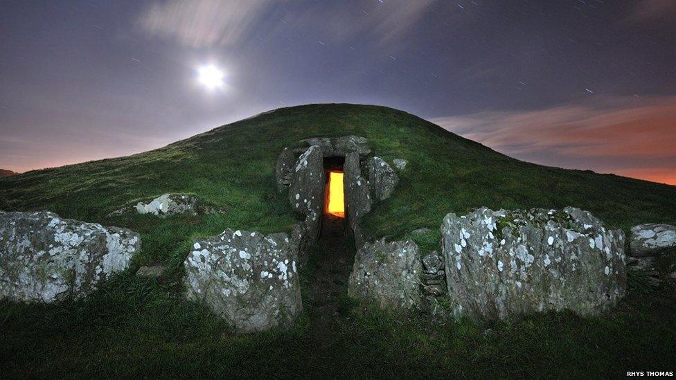 Hirddydd haf yn siambr gladdu, Bryn Celli Ddu