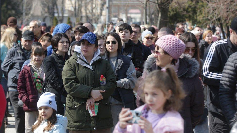 people-outside-zoo.