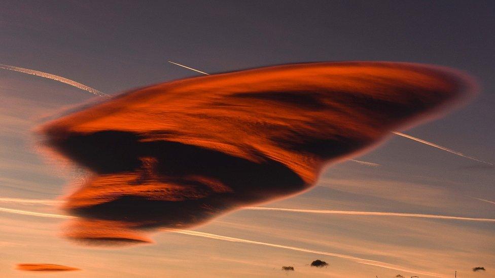 Photograph shows a lenticular cloud