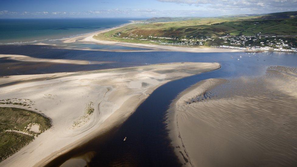 Bermo a Llanaber yn y cefndir yn edrych dros arfordir dramatig Meirionnydd