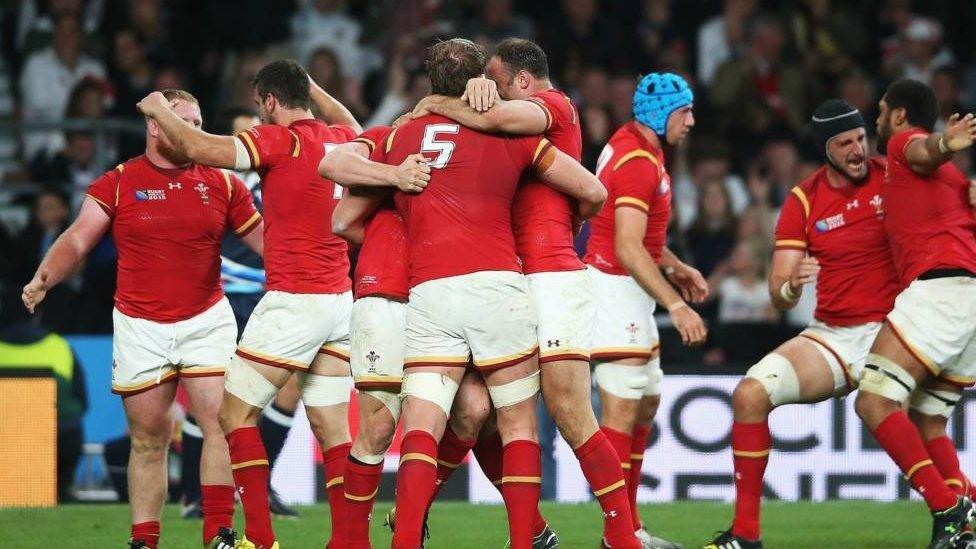 Enillodd Cymru yn erbyn Lloegr 25-28 ynTwickenham, adeg Cwpan Rygbi'r Byd 2015