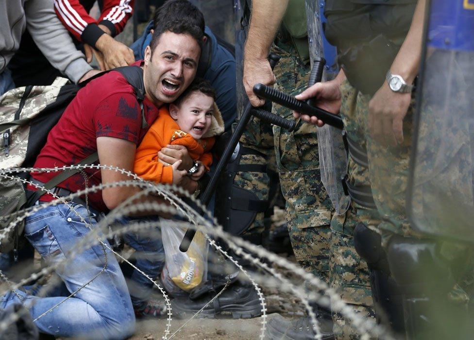 Refugees and riot police on Greece-Macedonia border