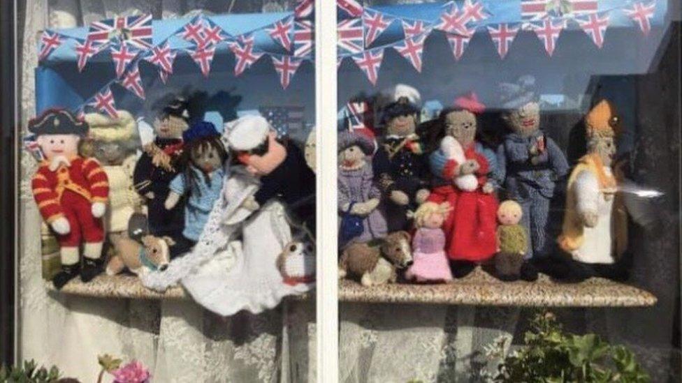 Knitted royal wedding of Harry and Meghan