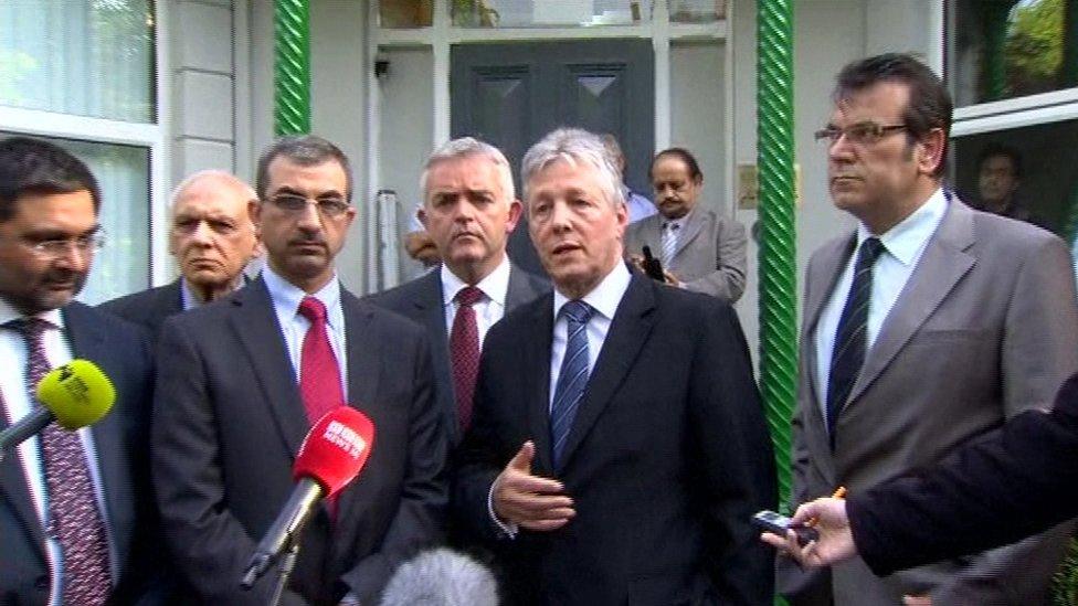 Peter Robinson made a public apology to Muslim leaders in Belfast after saying he would trust Muslims to "go to the shops"