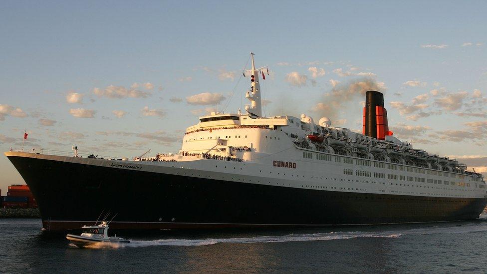 The QE2 leaves Fremantle in Melbourne