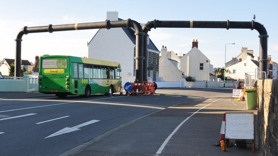 Pipe bridge