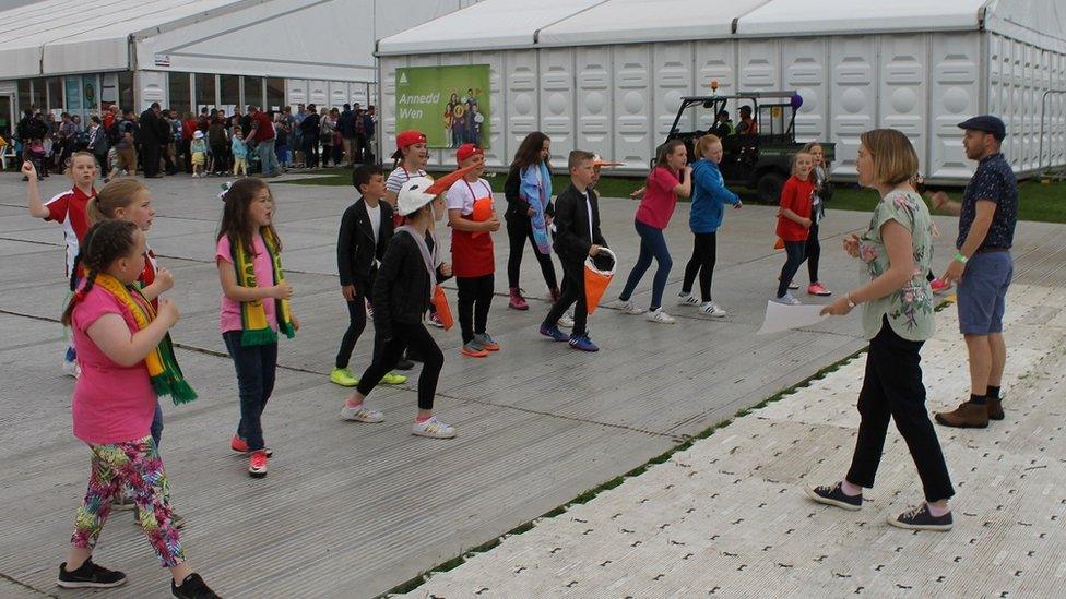 Adran Tref y Gelli, Caernarfon yn ymarfer tu fas cyn cystadlu yng nghystadleuaeth y gân actol bore'ma