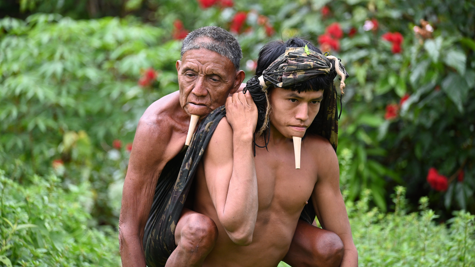 Tawy Zo'e carrying his father