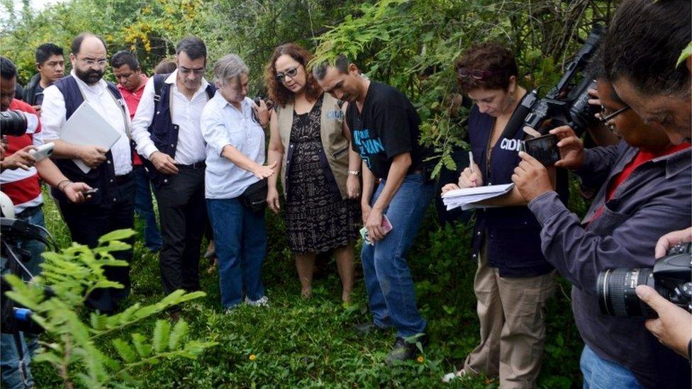 Officials from the Inter-American Commission on Human Rights (IACHR), tour an area in Iguala where mass graves were found last year. (30/09/2015)