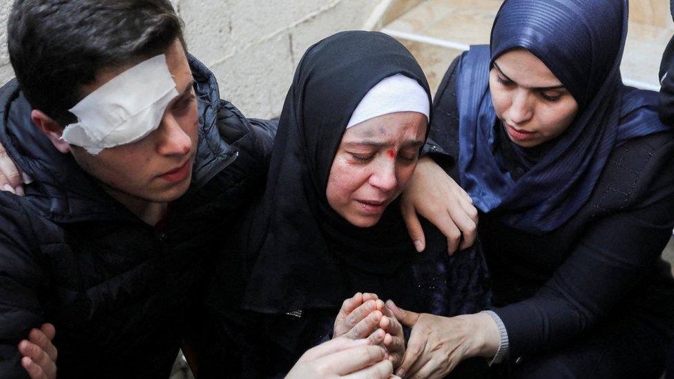 Injured relatives of an Islamic Jihad commander killed in Israeli strike react during his funeral in Gaza City (9 May 2023)