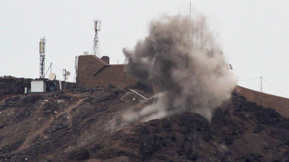 Smoke rises from a hill in Aden, Yemen, during fighting between Southern separatists and government loyalists (28 January 2018)