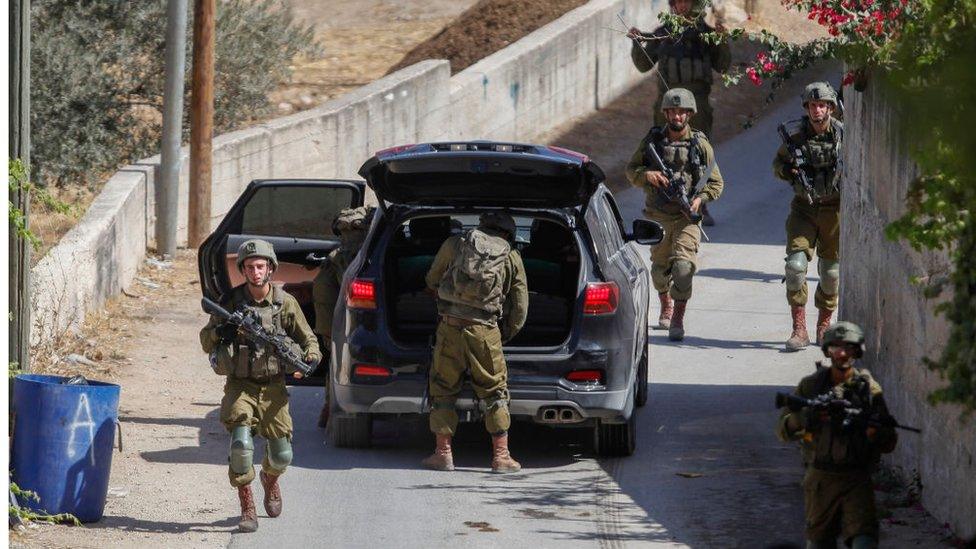 Israeli soldiers check a vehicle in the West Bank (02/10/22)