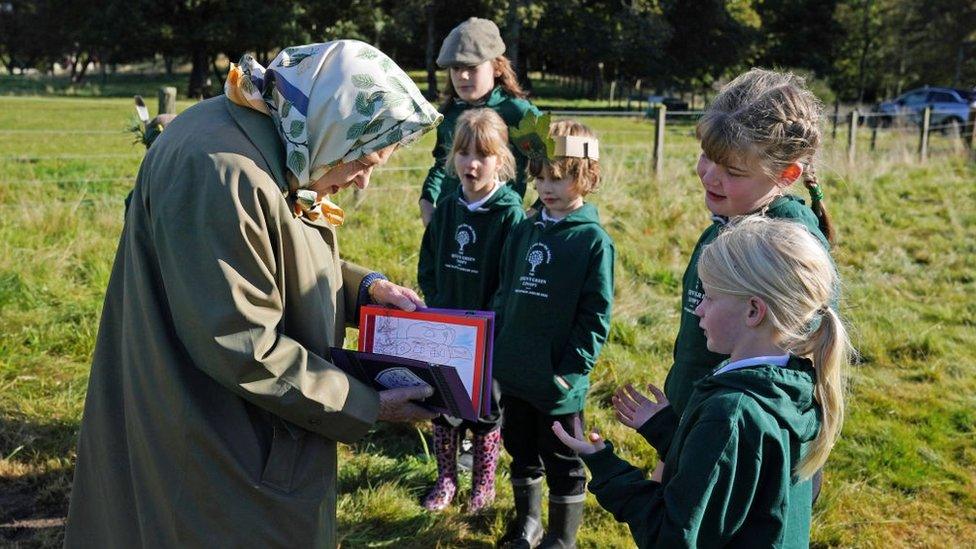 Queen with children