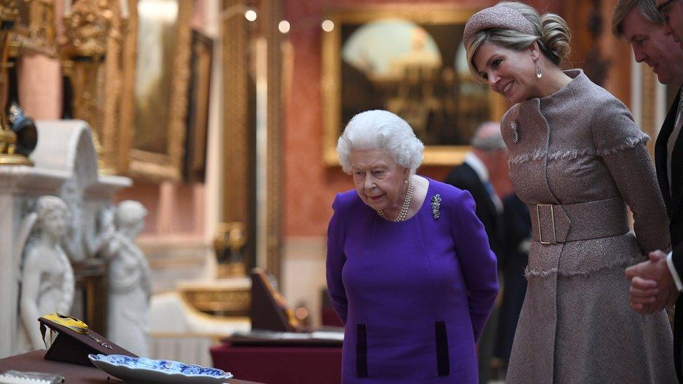 Queen Elizabeth accompanies Queen Maxima of the Netherlands