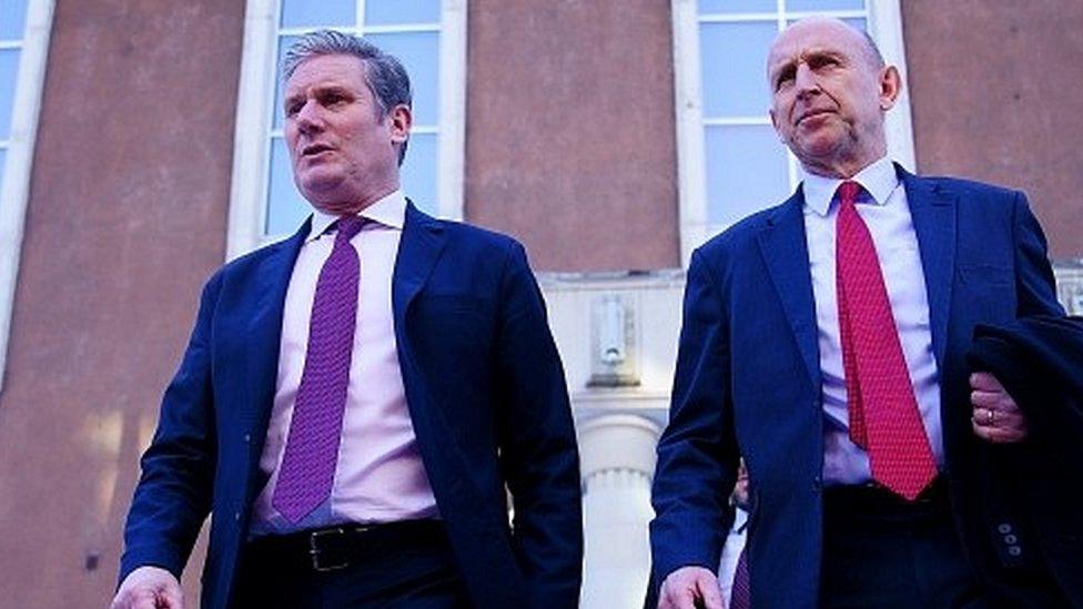 Syr Keir Starmer a John Healey yn Estonia