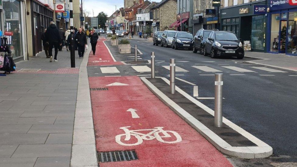 red cycle lane on Keynsham High St