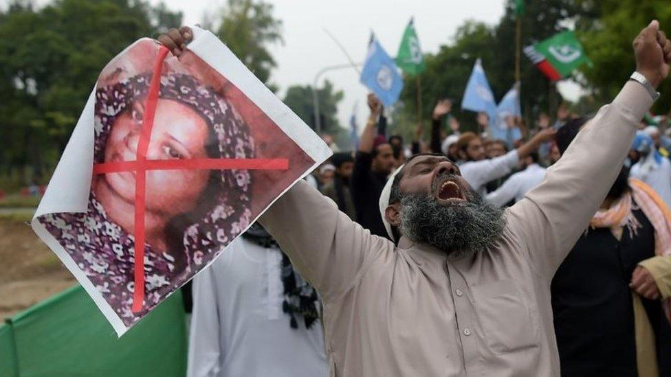 A man holds a photo of Asia Bibi during a protest in Islamabad, Pakistan. Photo: 2 November 2018