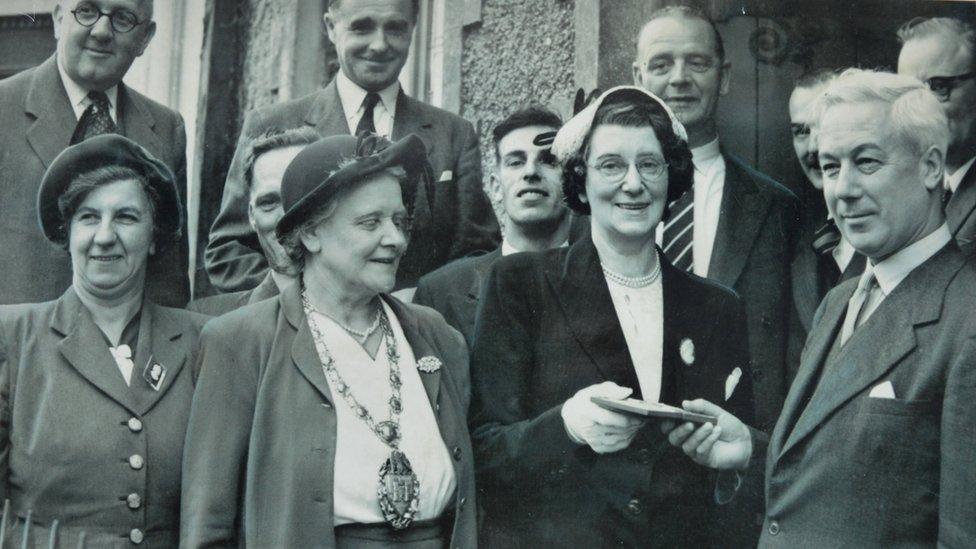 Swansea mayor presents key to new school in 1952