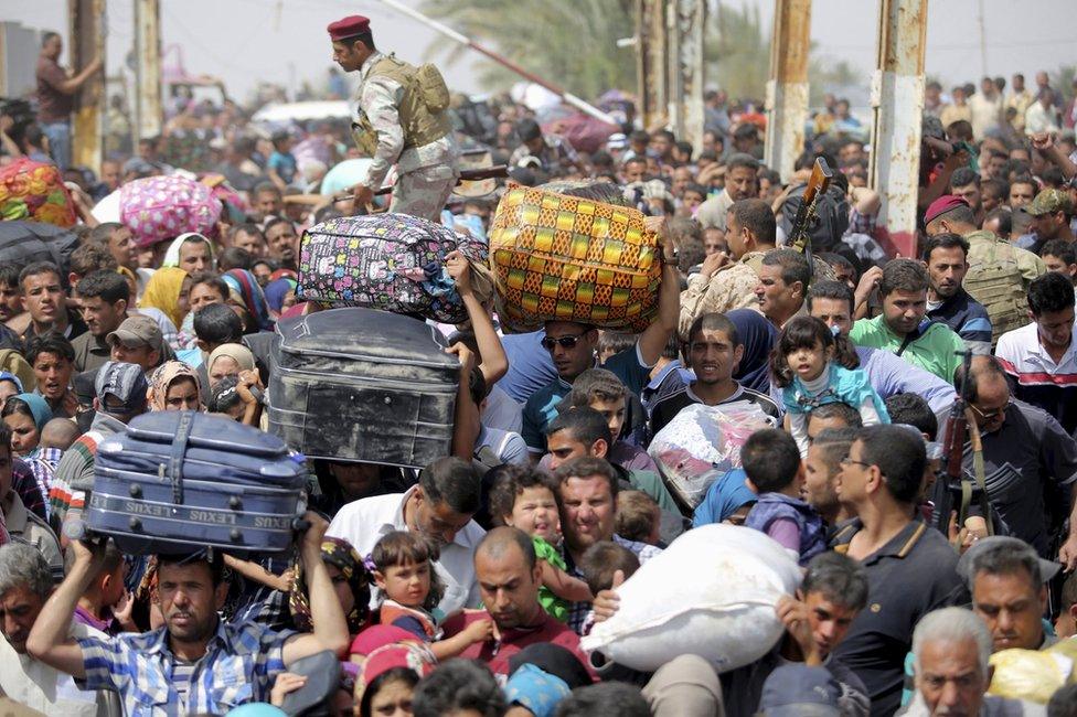 Displaced Ramadi residents arrive on the outskirts of Baghdad, Iraq (17 April 2015)