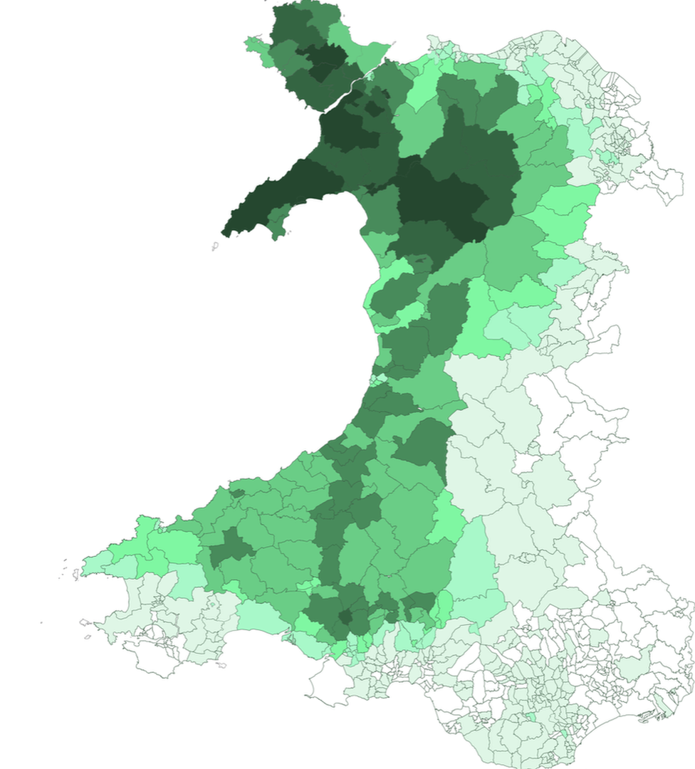 Map yn dangos y canrannau sy'n gallu siarad Cymraeg, fesul ward, yn ôl Cyfrifiad 2021