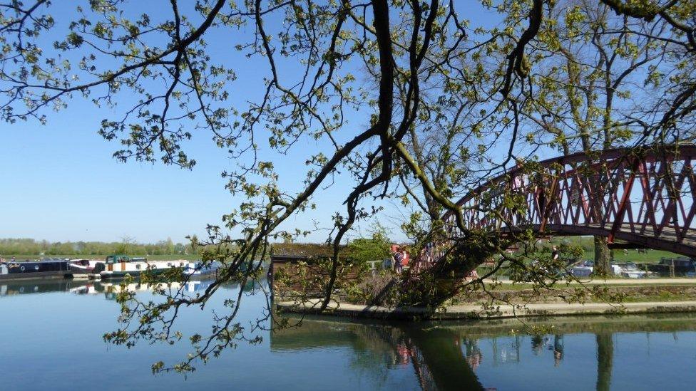 Photos taken on a lovely walk in the spring sunshine on the towpath from Osney Island to Eynsham