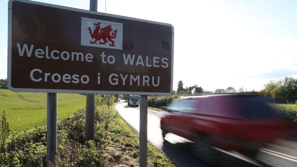 Arwydd 'Croeso i Gymru'