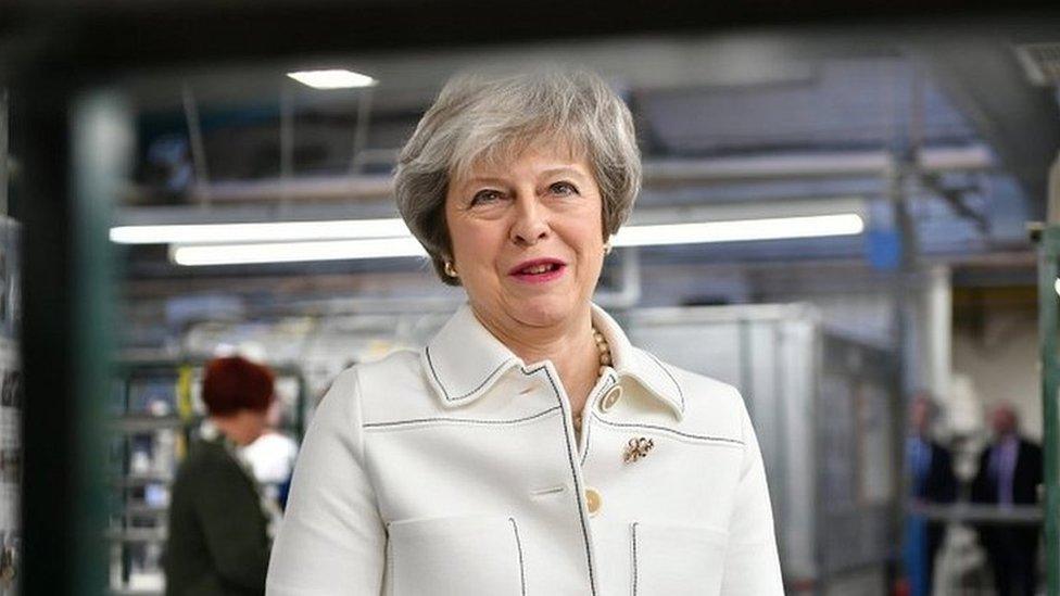 Theresa May mewn ffatri yn Stoke