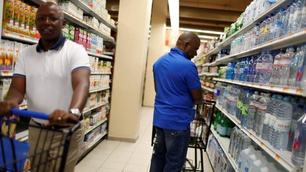 People in a supermarket ahead of the arrival of Hurricane Matthew in Port-au-Prince (02 October 2016)