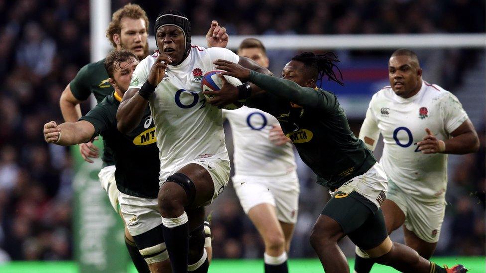 Sibusiso Nkosi and Duane Vermeulen of South Africa tackle Maro Itoje of England