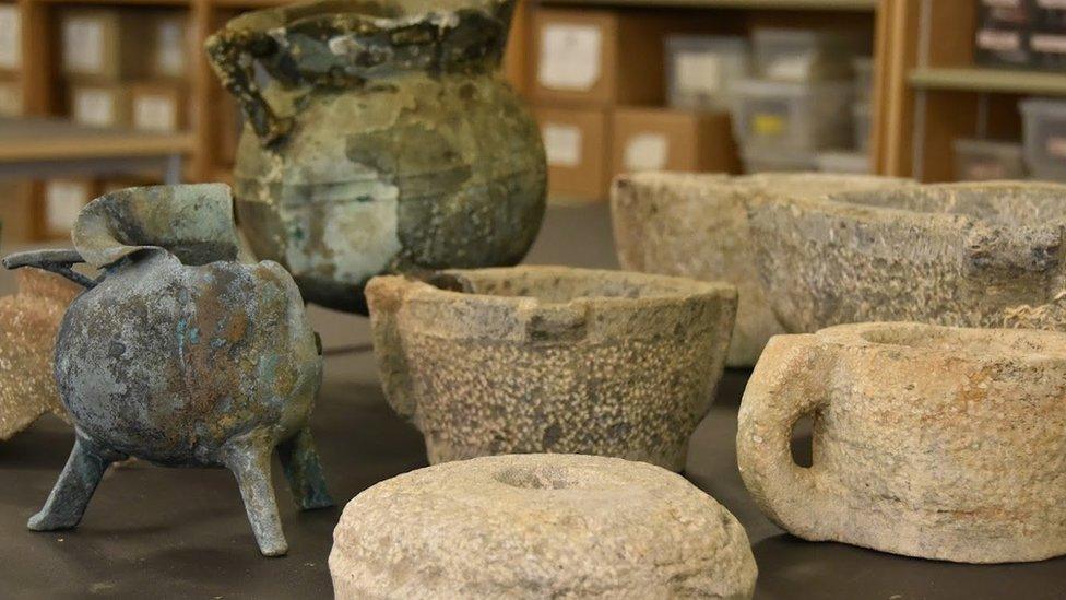 Cauldrons, cups, pottery and kitchen objects from the wreck