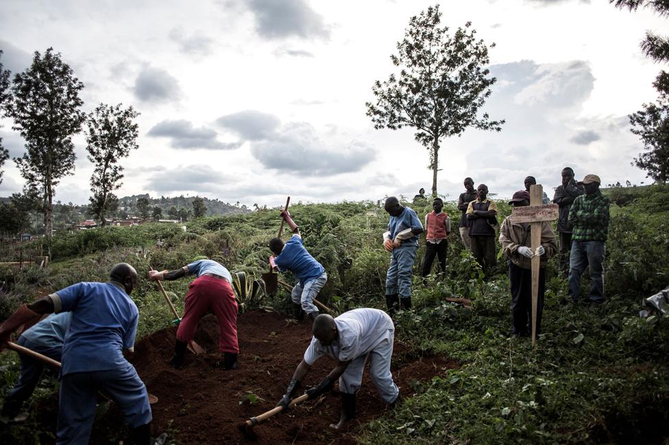 Burying the dead in Butembo