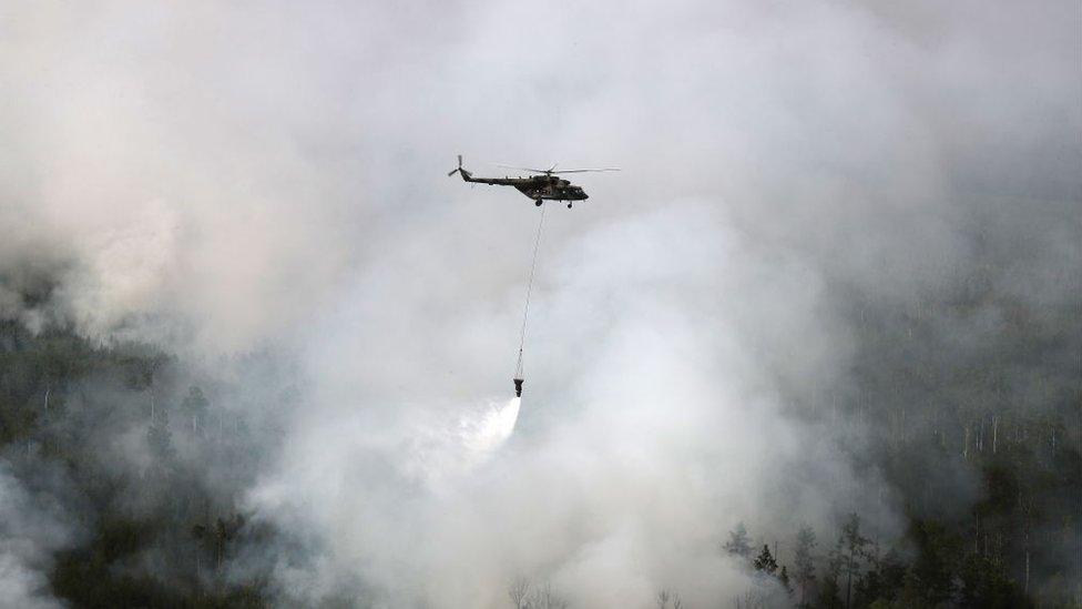 helicopter-drops-water-on-fires