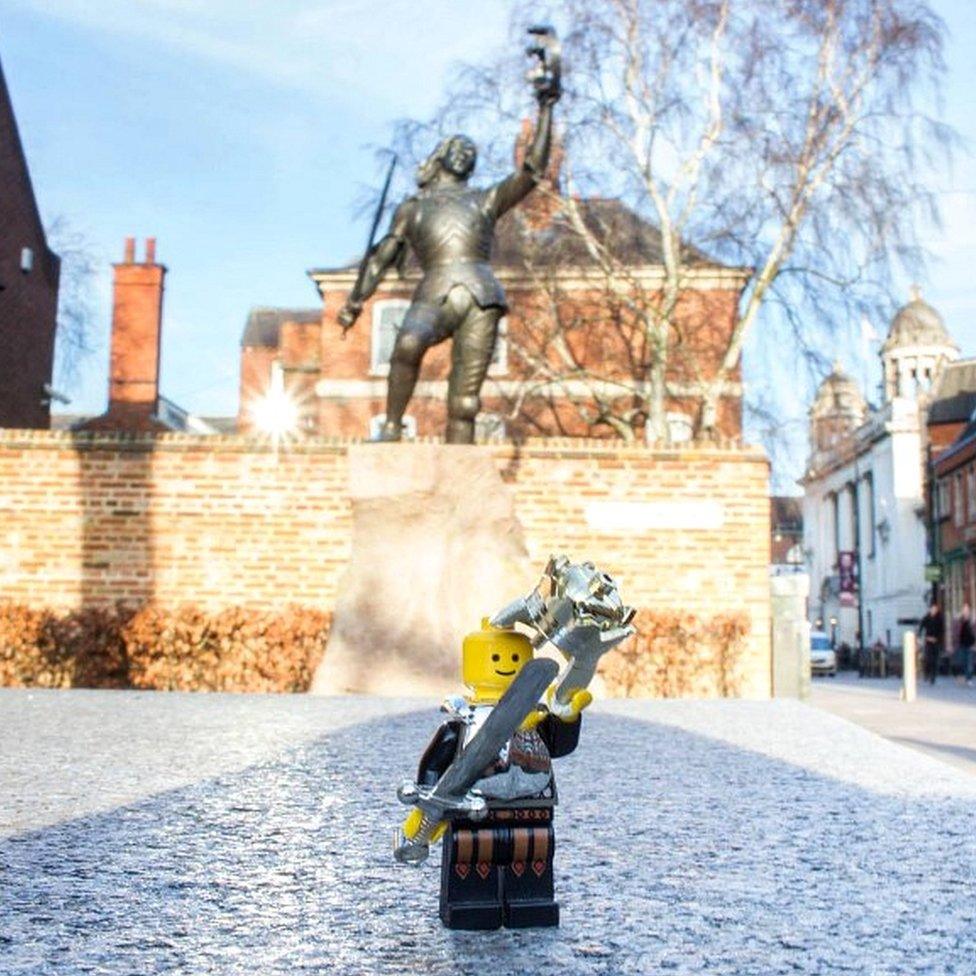 Lego man with Richard III statue