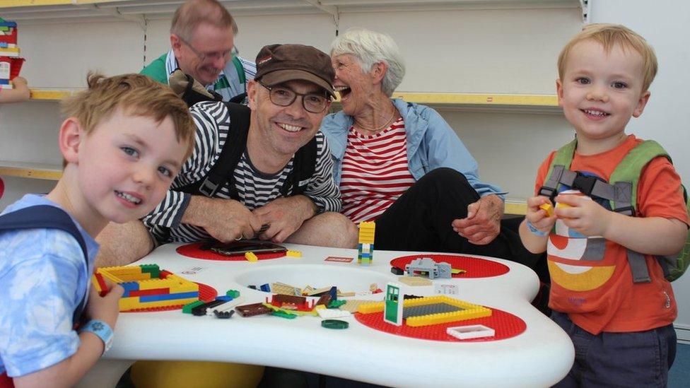 Dau o blant bach a'u tad yn chwarae Lego // A father and his two children playing Lego