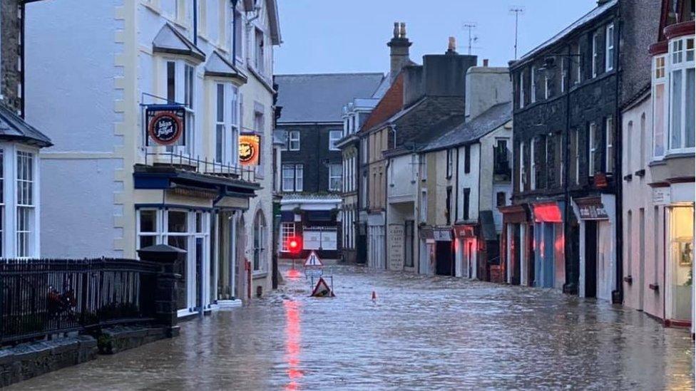 Llifogydd yn Llanrwst