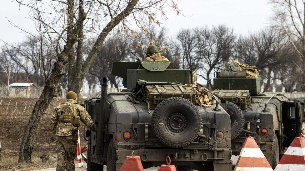 Troops in tanks in Donetsk.