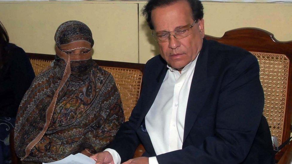 Asia Bibi is visited in prison by Salman Taseer in November 2010