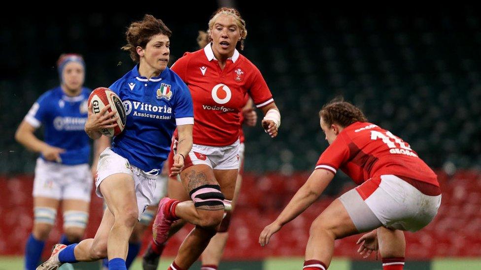 Italy's Aura Muzzo running with the ball