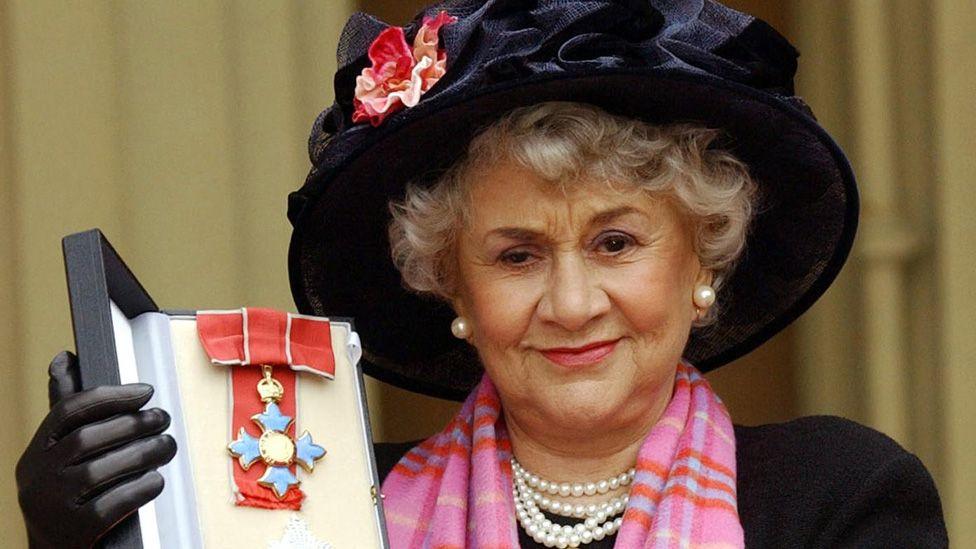 Dame Joan Plowright: Acting legend dies at 95 - BBC News