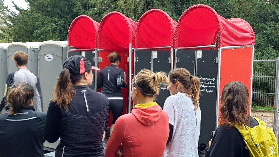 Loos at running event