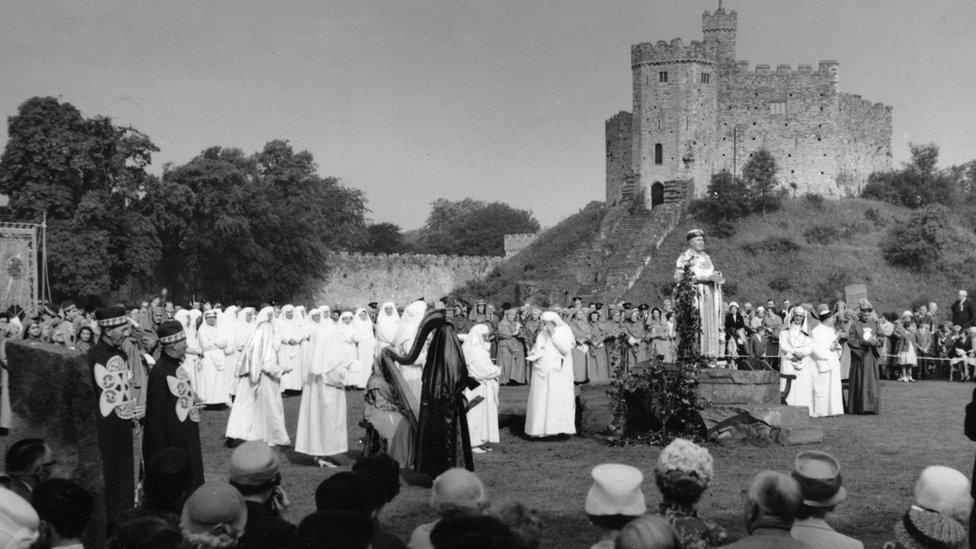 Yr Archdderwydd Trefin (Edgar Phillips) yn Eisteddfod Caerdydd, 1960 yn annerch y dorf.