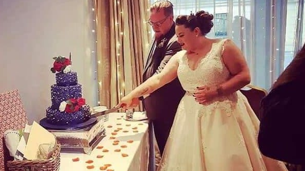 Cutting the wedding cake