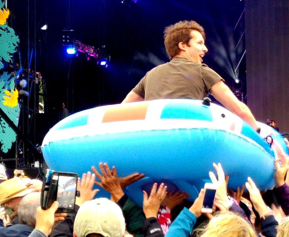 James Blunt crowdsurfing