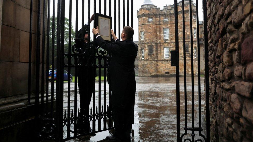 Notice of Queen's death being posted on palace gates