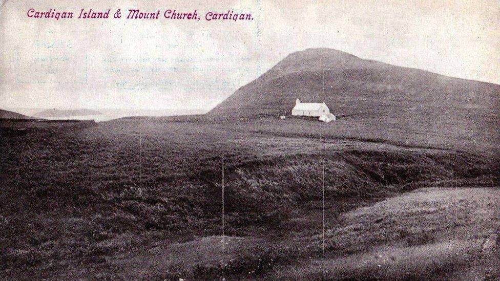 Cerdyn post o Mwnt a'r eglwys a gynhyrchwyd gan R. J. Owen yn 1908