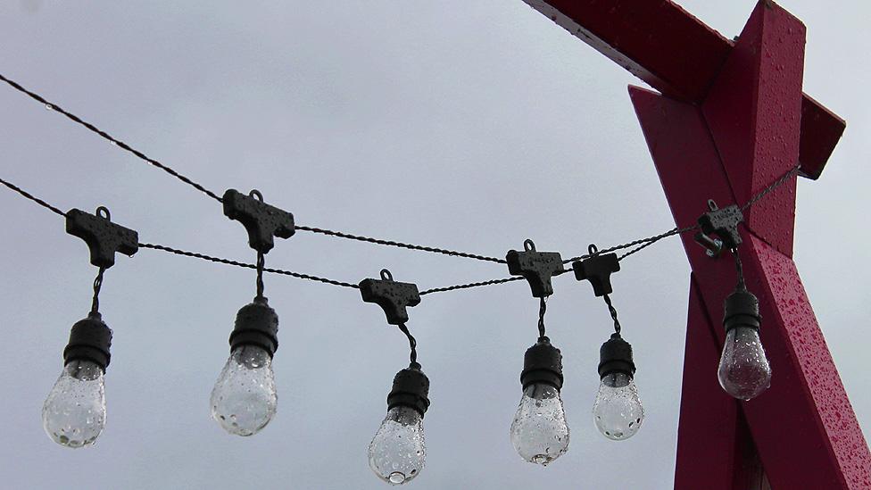 Diferion glaw ar fylbiau golau // Light bulbs in the rain