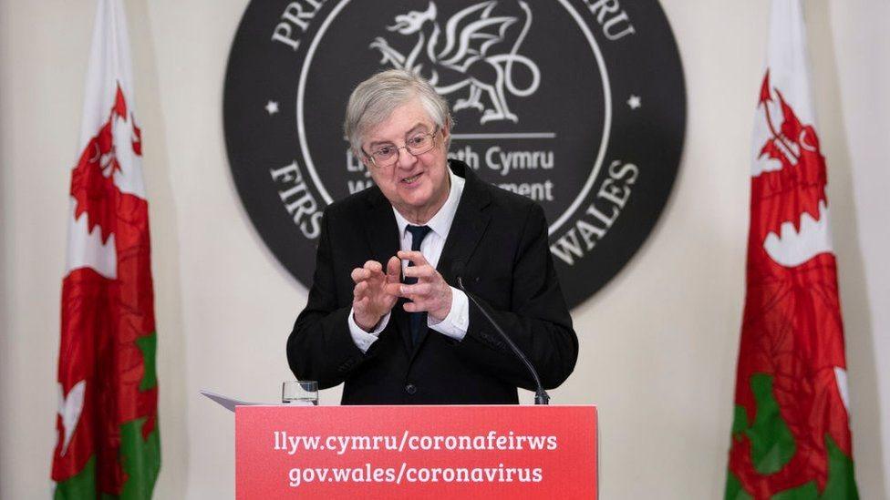 Mark Drakeford mewn cynhadledd i'r wasg