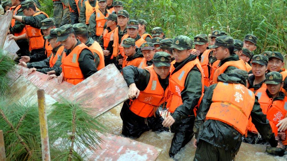 policemen stand in line to block flood in Nanjing